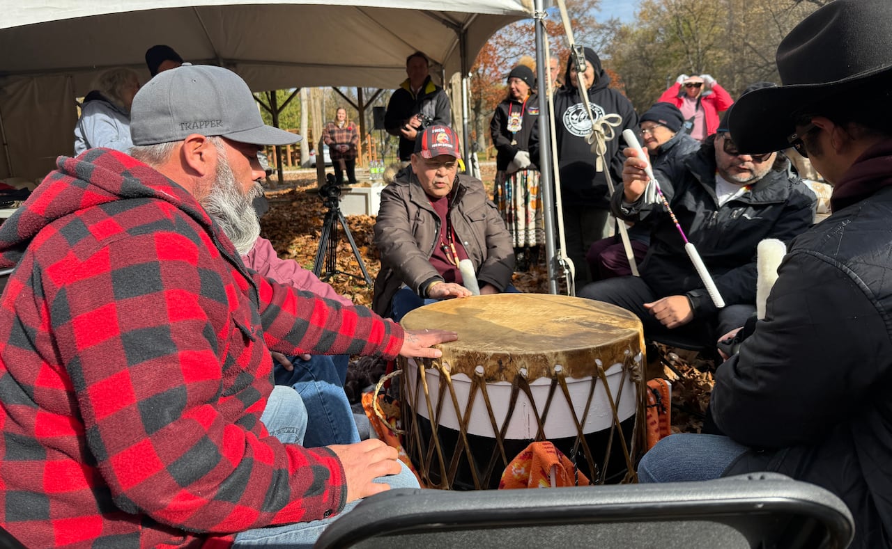 Homens com tambor grande.