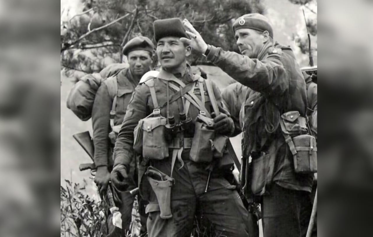 Black and achromatic photograph of warfare soldiers