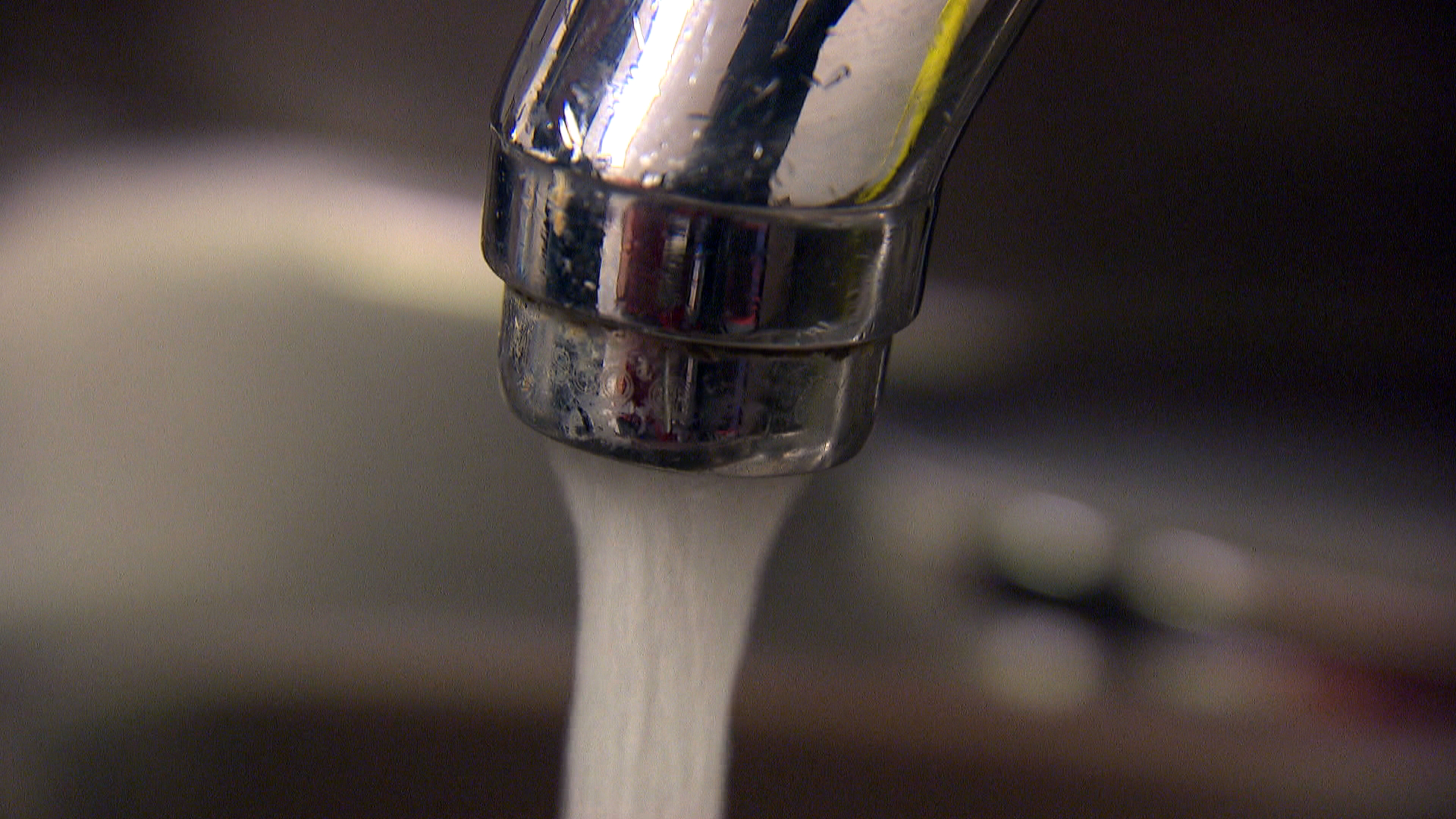 People living in Hay River, Enterprise, Kátł'odeeche First Nation and Kakisa are under a drinking water advisory because of high levels of trihalomethanes. A tap with running water