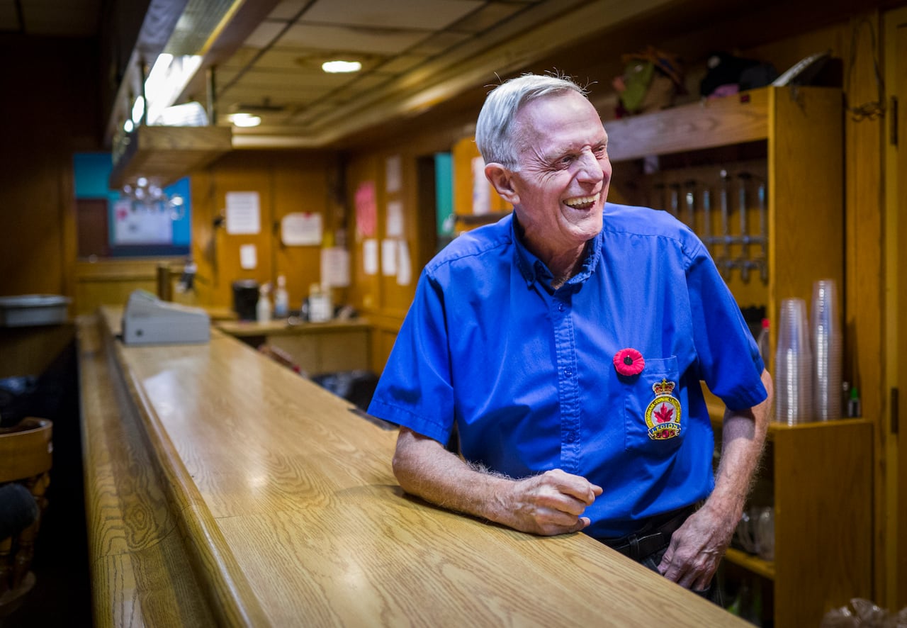 一名男子在退伍军人会馆接受采访。