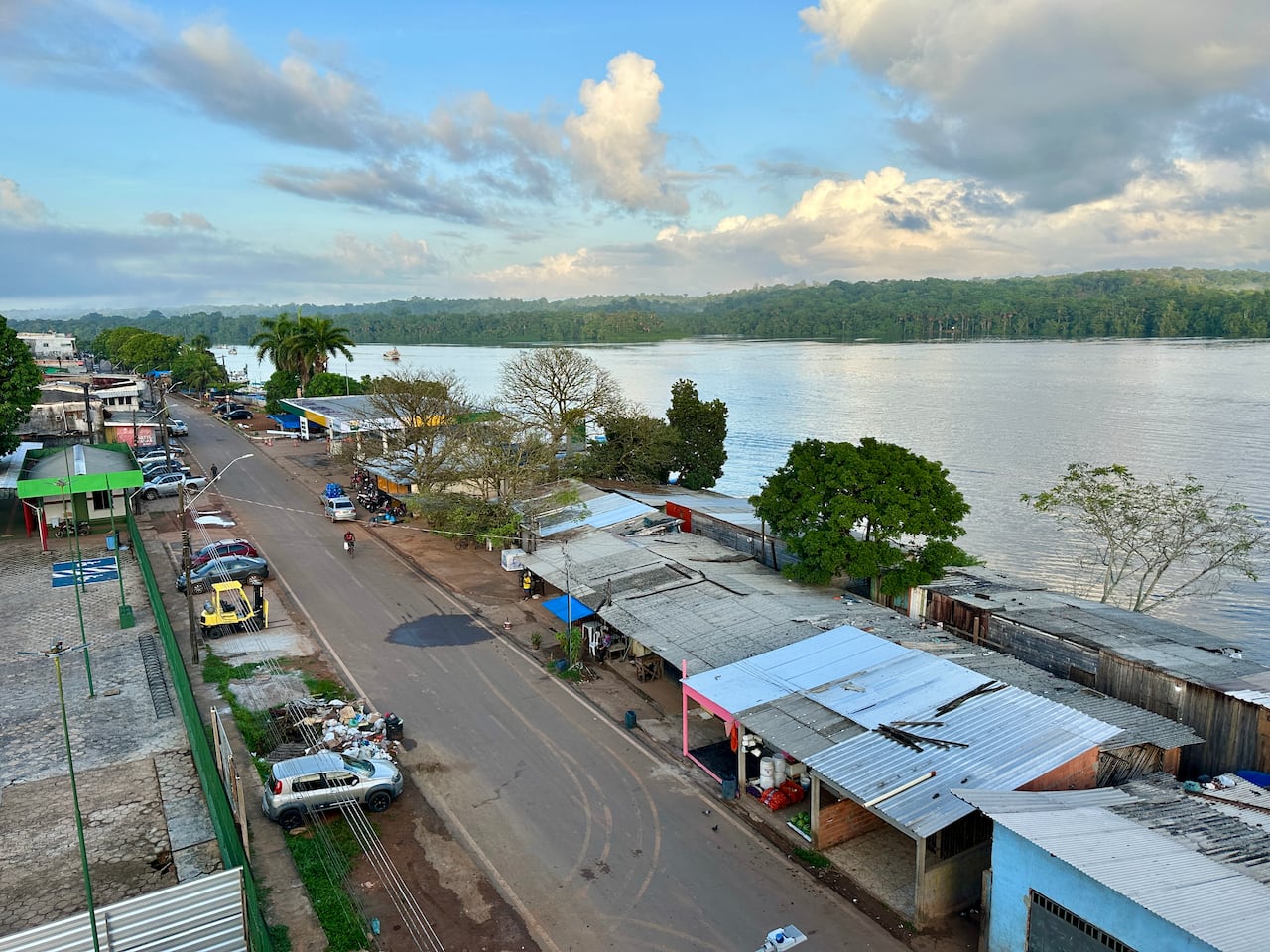 An empty road in northern Brazil, near the OIAPOQUE river