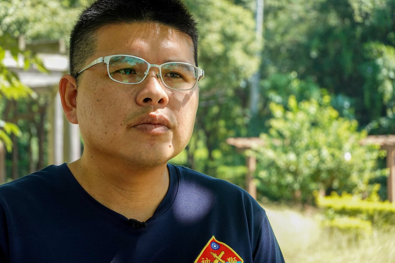 吳杰瑞(Jerry Wu)是金門的出租車司機和導遊,也是一名預備役軍人。