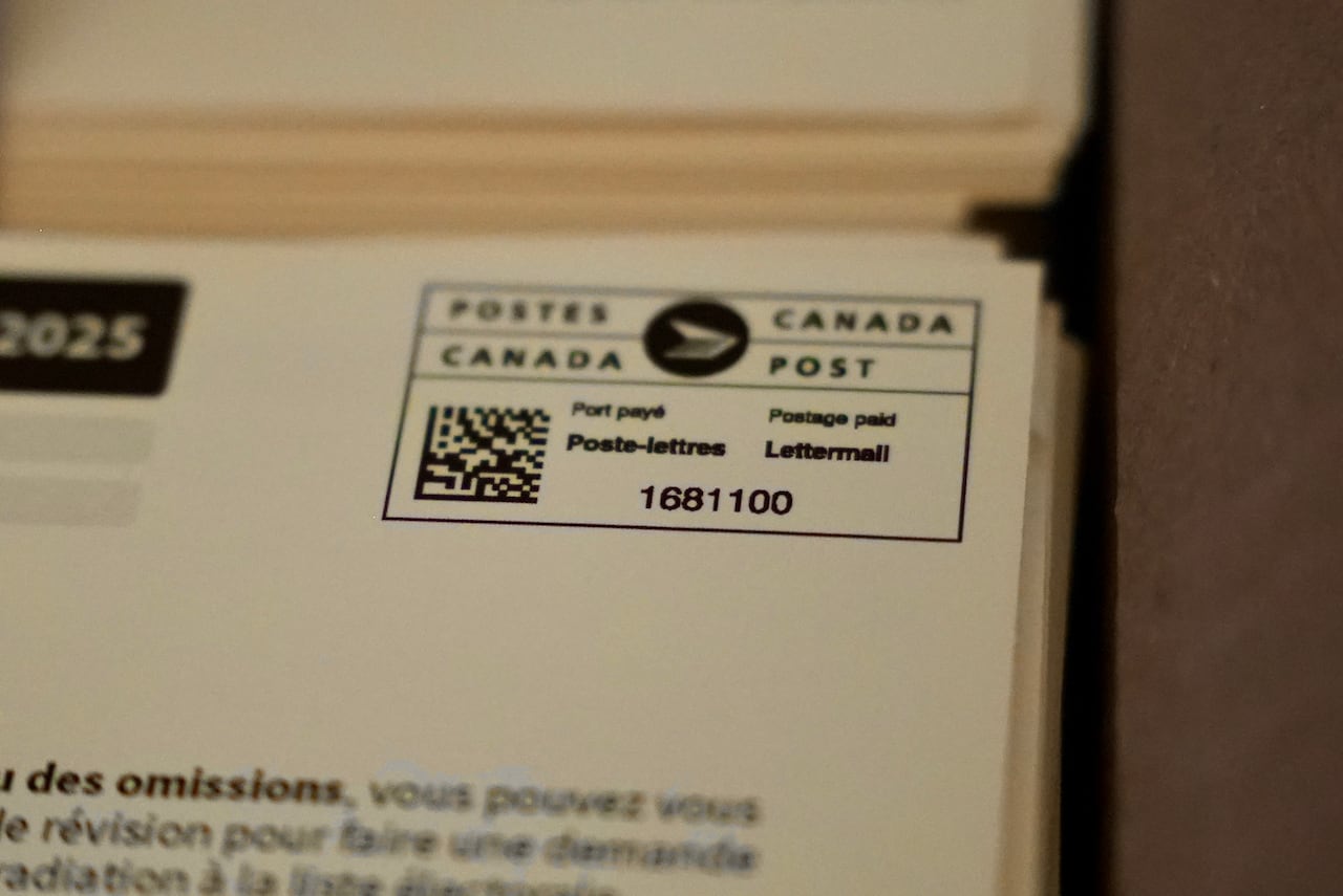 Una fotografía en primer plano de una tarjeta de votante que muestra un sello de Correos de Canadá.