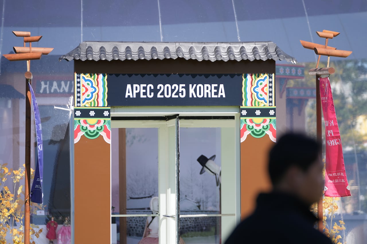 Un edificio con las palabras APEC 2025 Corea en el toldo.