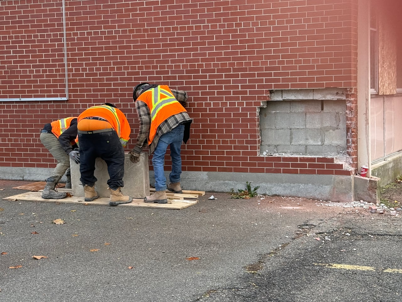 Los obreros retiraron las primeras piedras del edificio. La diócesis esperaba encontrar una cápsula del tiempo en una de ellas, pero todas estaban vacías.