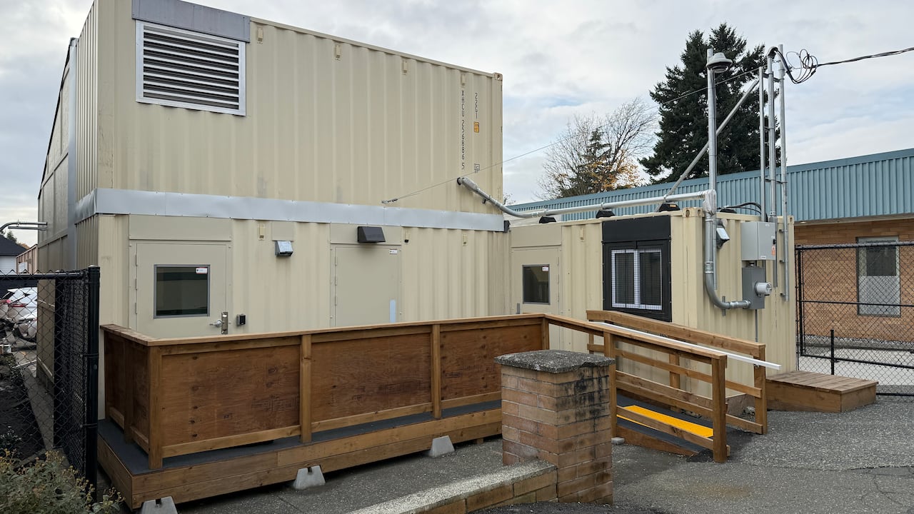 A beige small building.