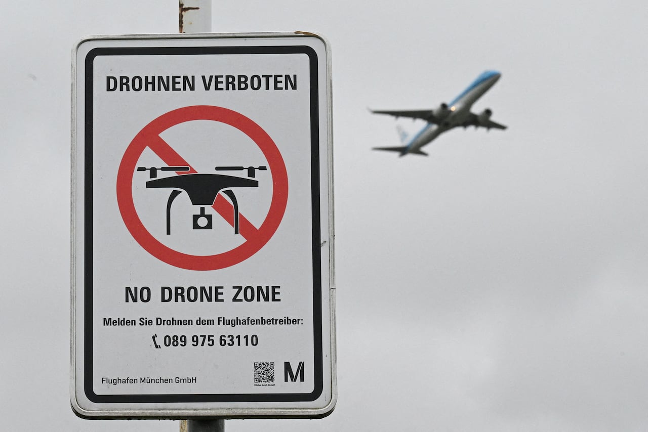 The sign indicates a ban on drones in the area.
