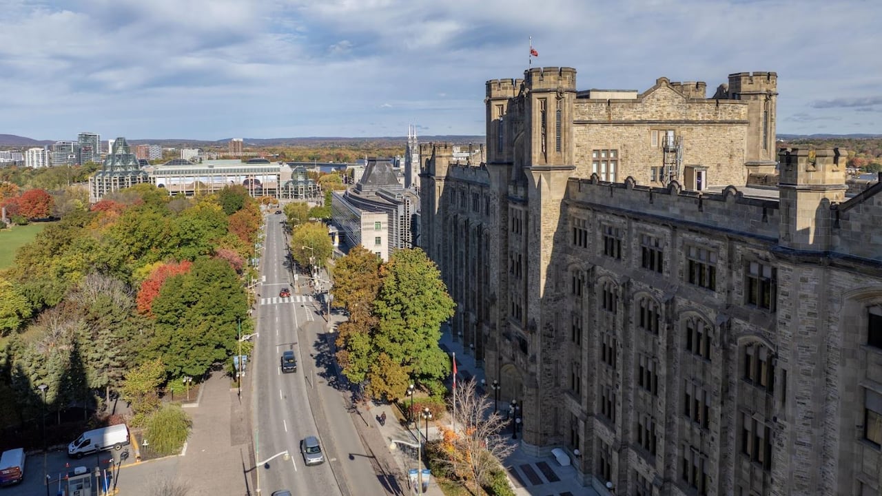 Vista aérea de la sede de la CRA, un edificio de varios pisos de estilo gótico Tudor.
