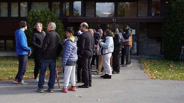 Hundreds line up at Ottawa health clinic for chance at a new doctor