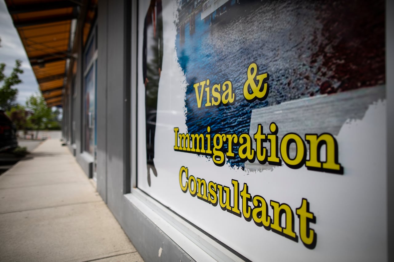 Bharwal Immigration and Education Solutions Ltd. aparece en su oficina el viernes 30 de mayo de 2025 en Surrey, B.C.