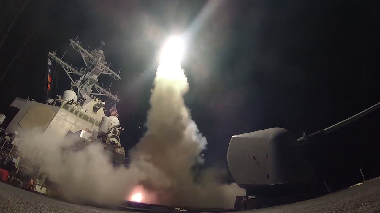 黑暗天空前的白光,背景是一艘米色軍艦