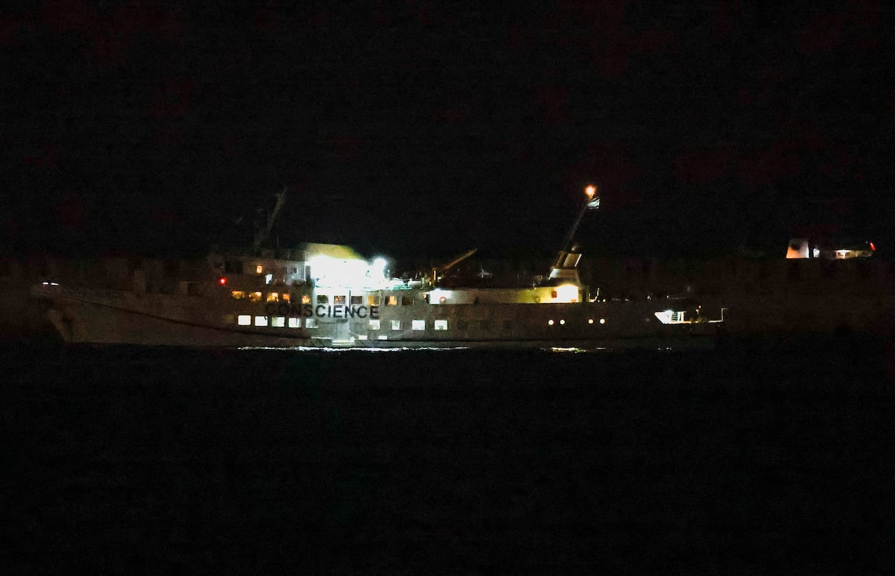 A view of a boat, taken at nighttime