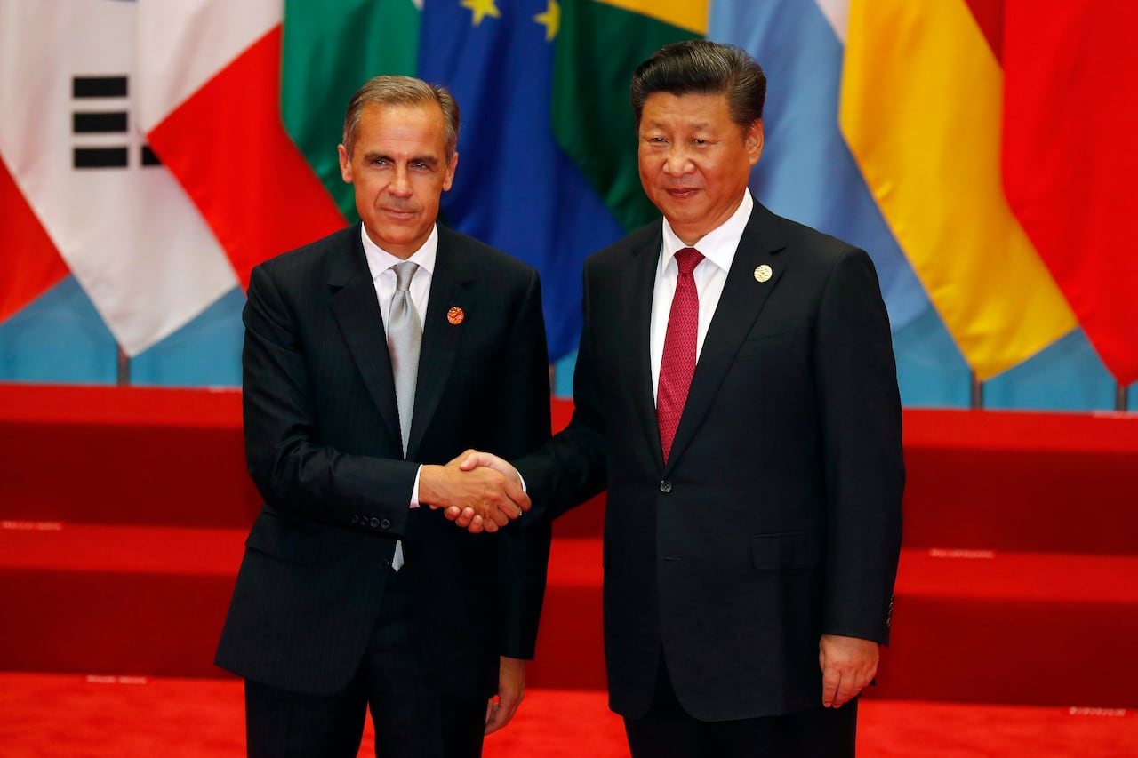 Dos hombres de traje se dan la mano.