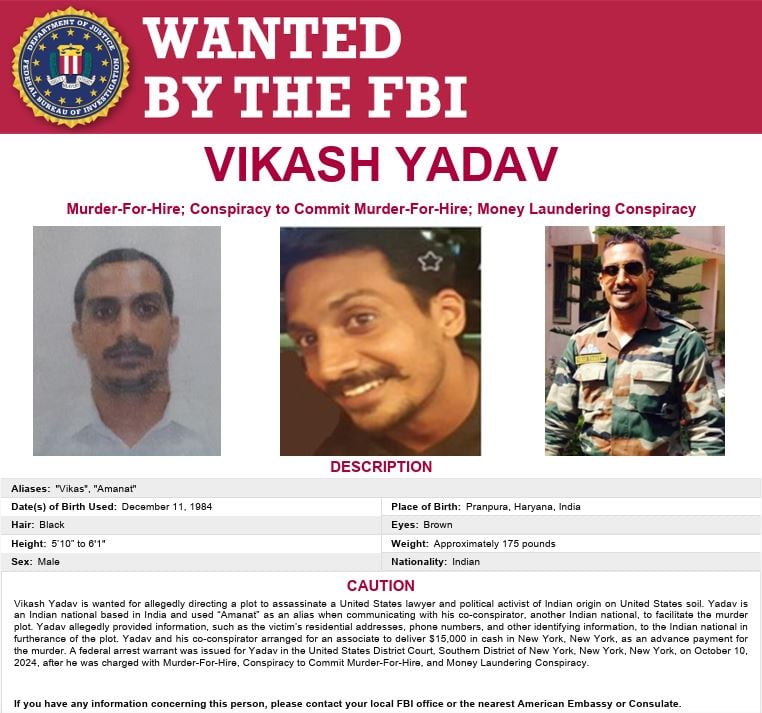 Muestra un cartel de Se busca con tres imágenes separadas de Yadav, un detalle físico y una lista de los delitos por los que ha sido acusado de asesinato.