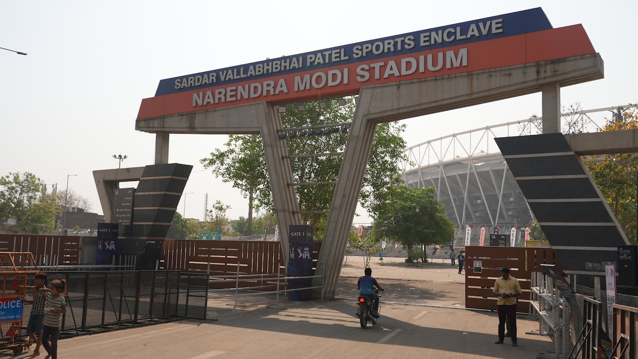 體育場外可以看到一個巨大的V形混凝土標誌。