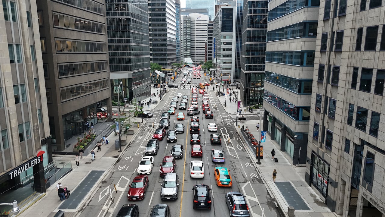 Aizvades sastrēguma noapaļojums aizņemtā Toronto ielas centrā.