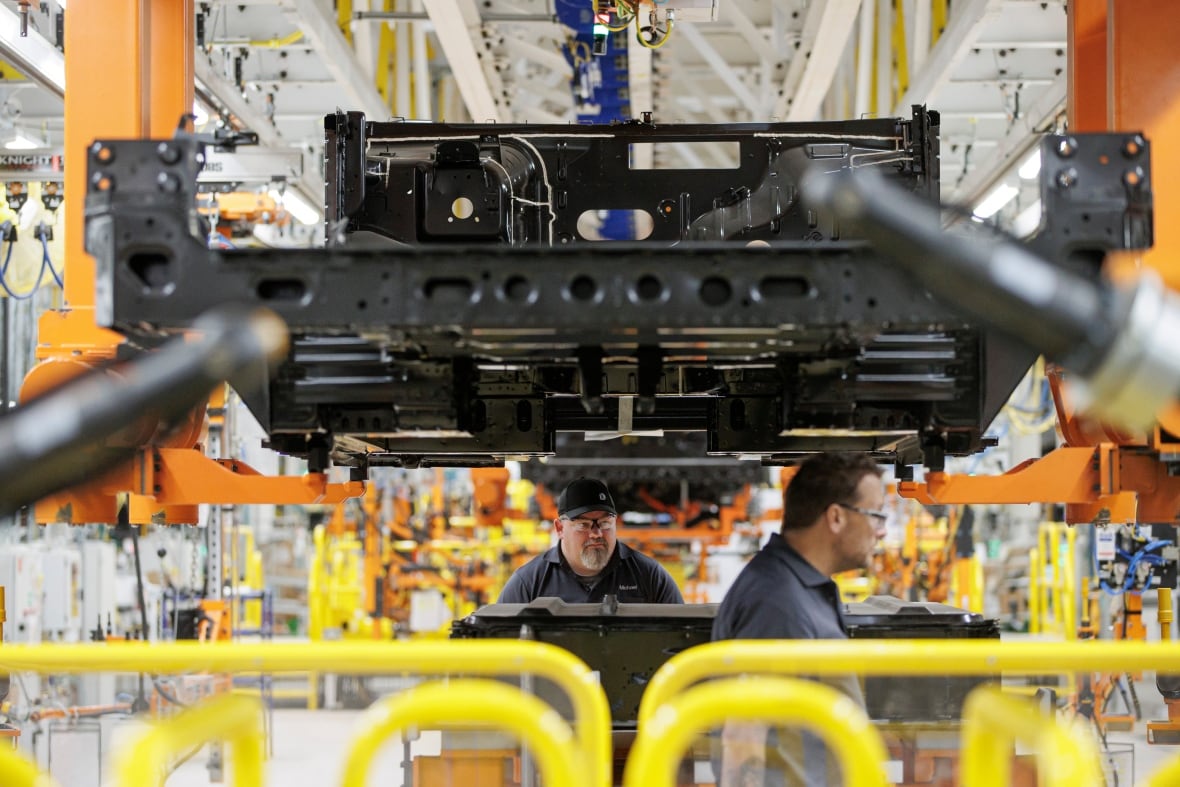 Рабочие принимают участие в торжественном открытии завода CAMI EV компании General Motors в Ингерсолле, Онтарио.