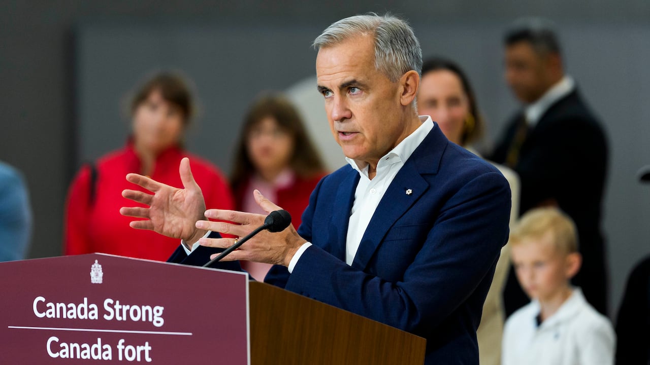 Un hombre de pelo gris está hablando en un podio.