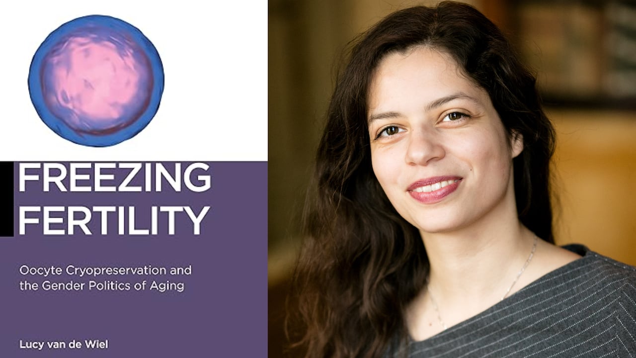 Una mujer de cabello castaño largo sonríe y a su lado está la portada de su libro, Congelando la fertilidad.