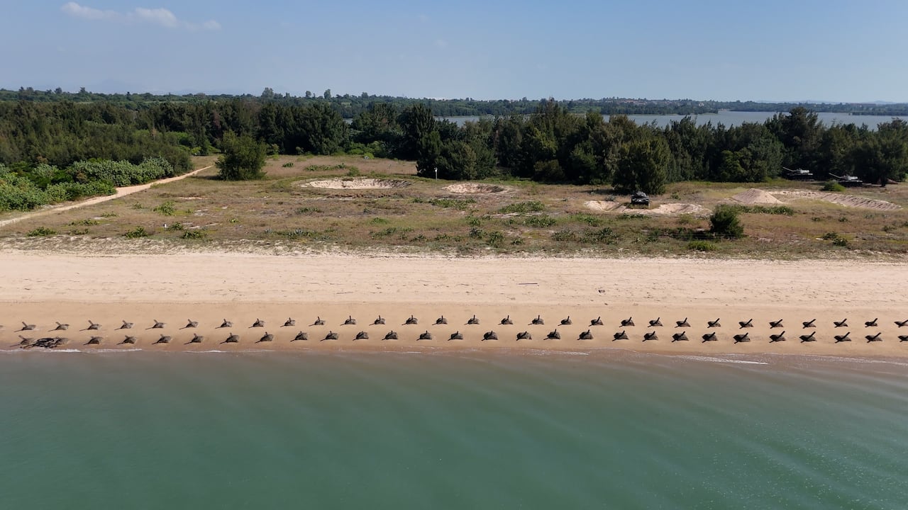 金門的海灘,兩旁是古老的反坦克防禦設施。