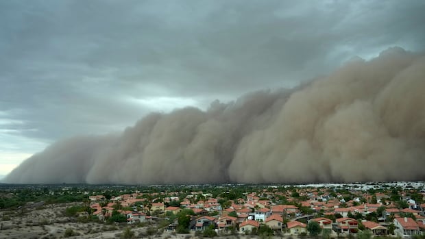 A giant dust storm approaches the Phoenix metro