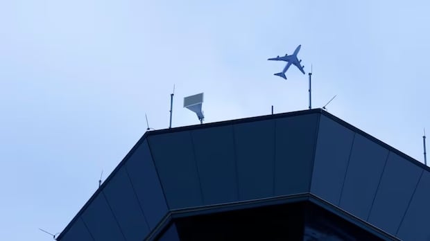 Air Canada tells pilots to avoid Kelowna, Winnipeg during airport tower staff shortages