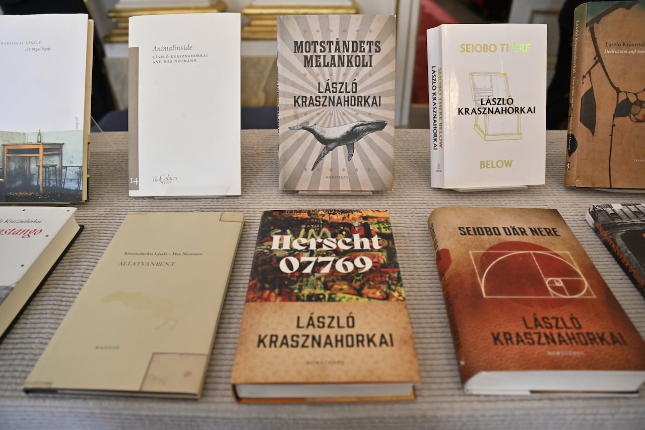 Uma seleção de livros é disposta de forma plana em uma foto.