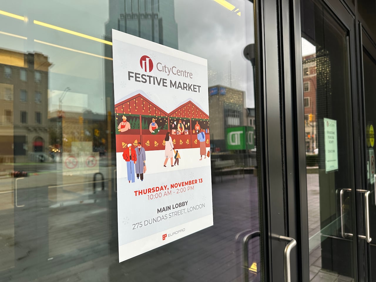 Un cartel en el exterior de un edificio de oficinas dice