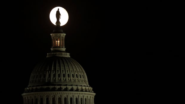 The US FEDERAL employees are starting as the White House seeking to press the committees at the government of the closing of the government