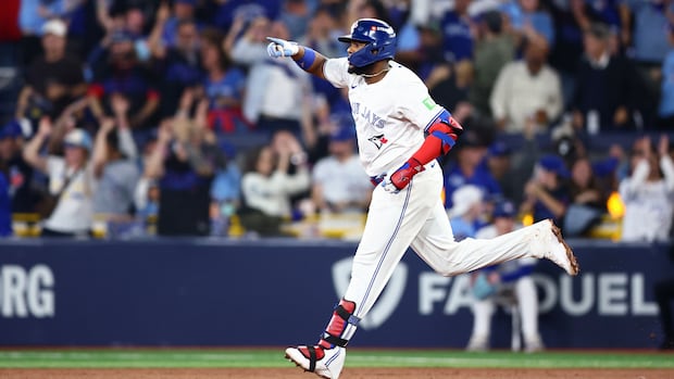 Blue Jays make it 6-2 over the Mariners in Game 6