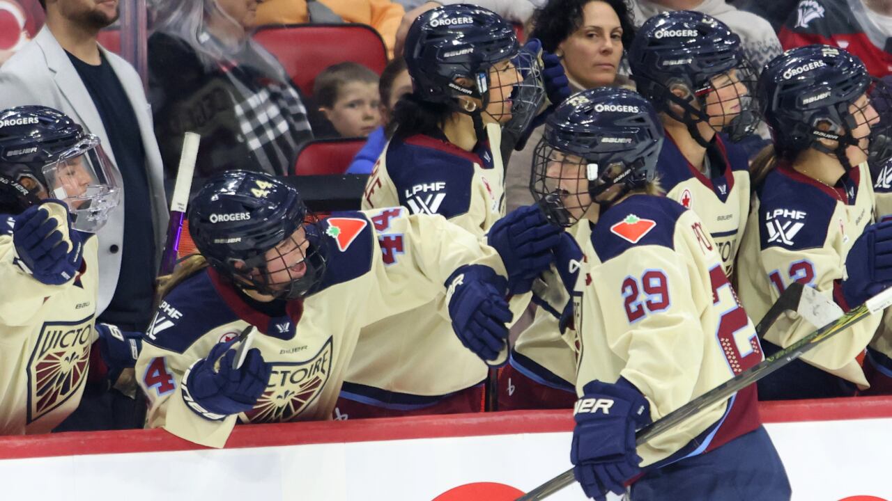 Marie-Philip Poulin's short-handed goal helps Victoire defeat Charge | CBC.ca