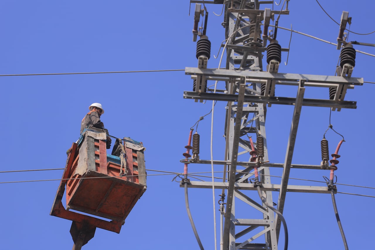 a man in lifting works on a line of force
