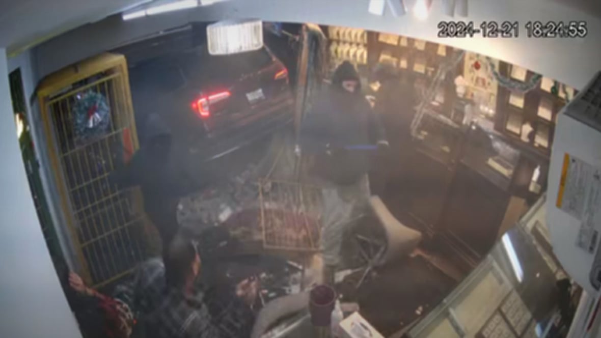 image of 주얼리 상점 주인, 극적인 강도 사건에서 강도와 맞서 싸워