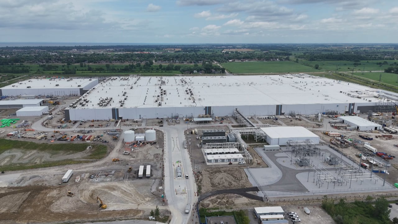 政府は10億ドルと来年の電池工場建設を明らかにした。 CBCニュース 政府は10億ドルと来年の電池工場建設を明らかにした。 CBCニュース