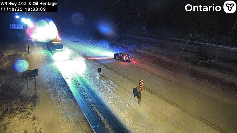 Lambton County OPP, 10 Kasım 2025'te 402 numaralı otoyoldan Oil Heritage Road'a doğru giden doğu yönlü trafiği yönlendirdi. Kötü hava ve yol koşulları ile daha önceki bir çarpışma, polisin doğu yönlü şeritlerin 30 kilometrelik bir bölümünü kapatmasına neden oldu.