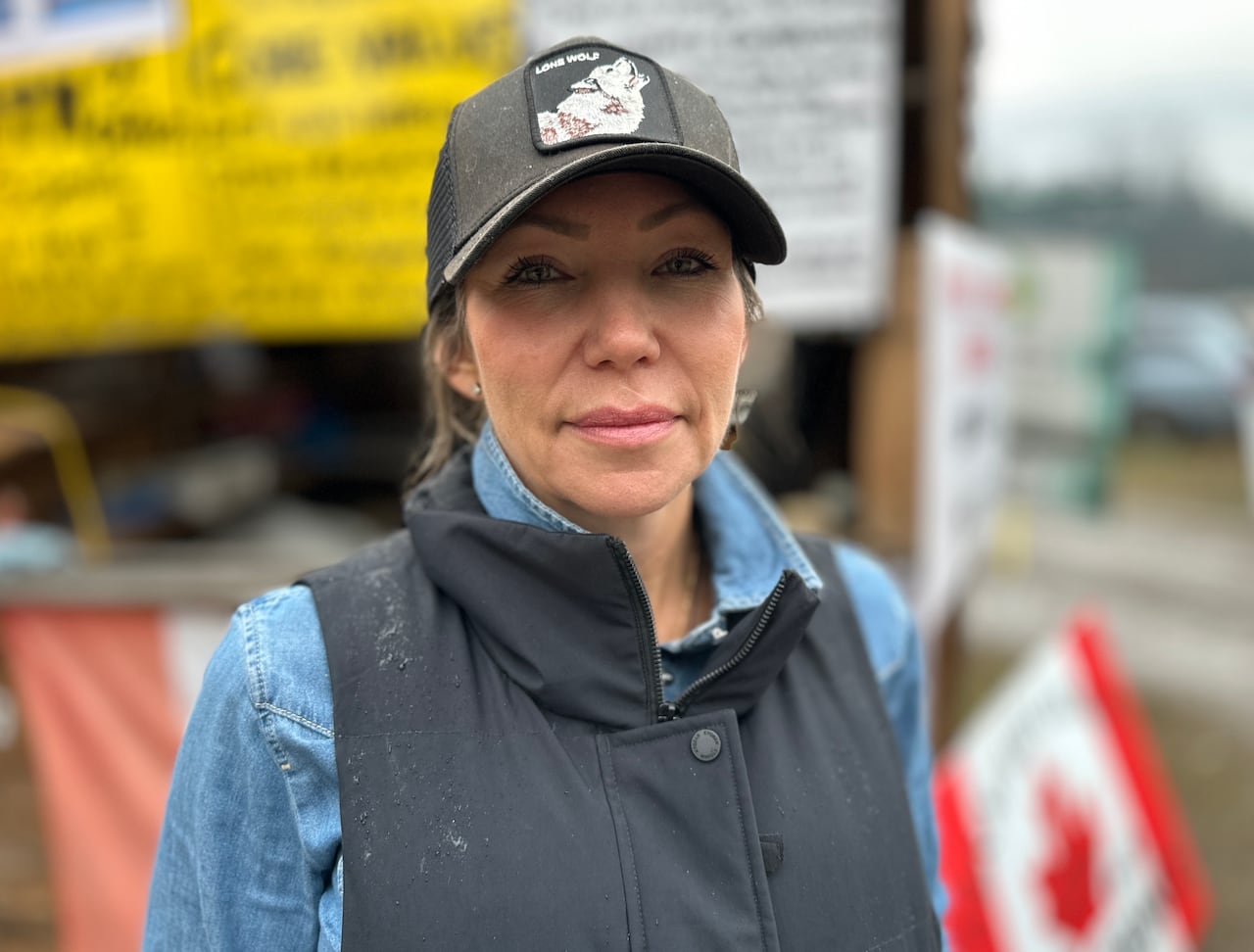 Una donna con un berretto da baseball posa per una foto.