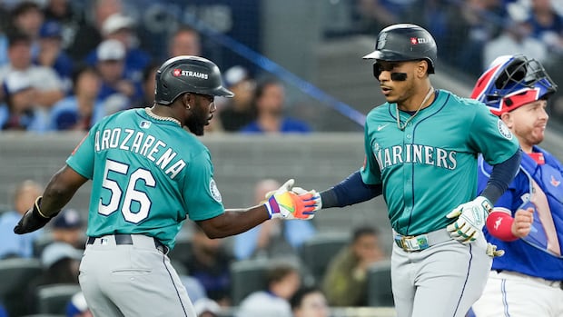 Mariners up 7-3 over Jays midway through Game 2 of the ALCS