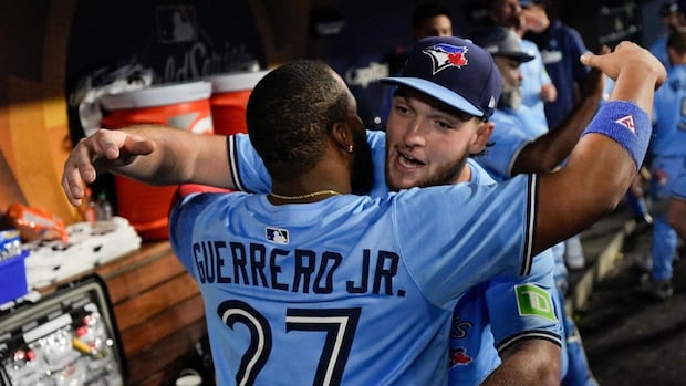 ডেভিস স্নাইডারের বাবা তার এখন-বিখ্যাত গেম 5 হোম রানের চিত্রগ্রহণ করেছেন এবং এটি সিবিসি নিউজের চেয়ে বেশি বিশুদ্ধ হতে পারে না ডেভিস স্নাইডারের বাবা তার এখন-বিখ্যাত গেম 5 হোম রানের চিত্রগ্রহণ করেছেন এবং এটি সিবিসি নিউজের চেয়ে বেশি বিশুদ্ধ হতে পারে না