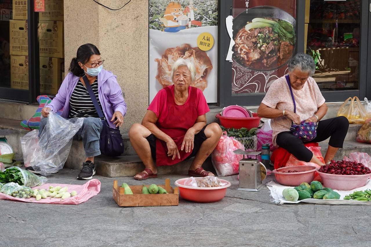 婦女們在金門的主要農產品市場出售水果。