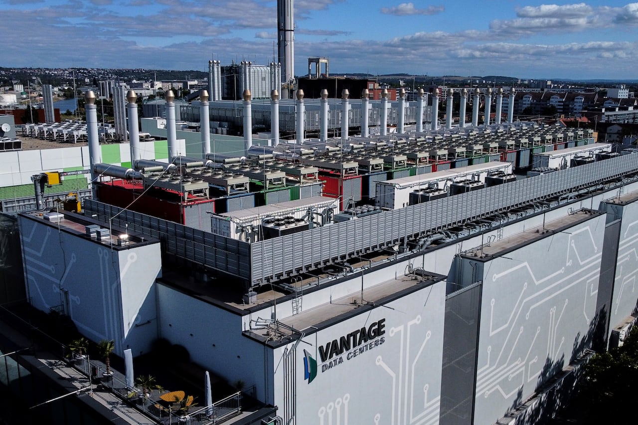 Liela ēka ar ķekars torņu. Ēka ir nosaukta "Vantage datu centri"