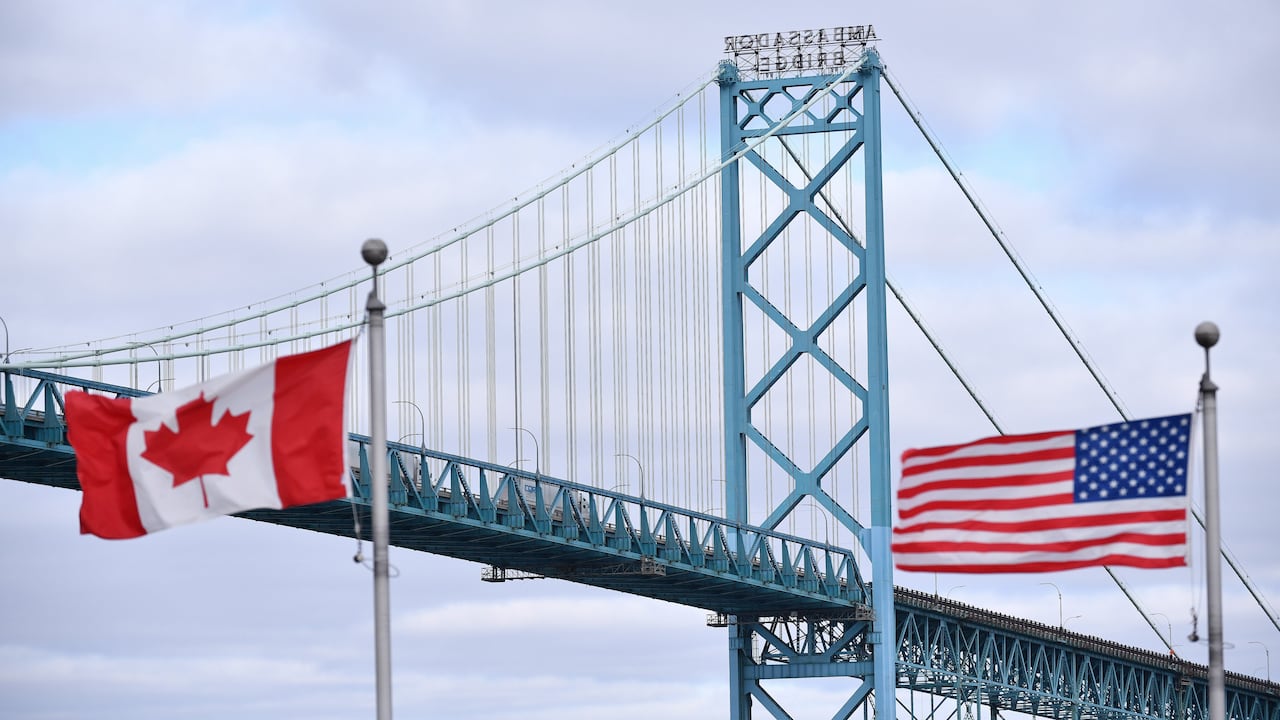 Canadenses Furiosos Boicotam EUA: Perda Bilionária no Turismo e o Impacto Trump