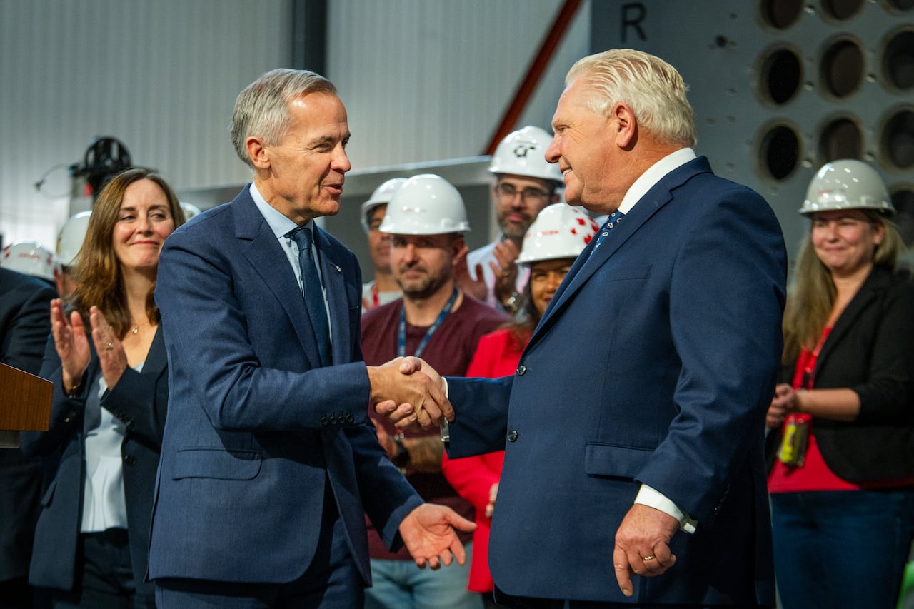 Carney y Ford se dan la mano.