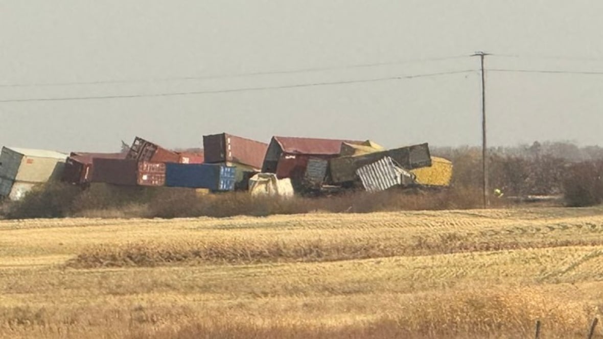 Fatal Sask. derailment leaves hundreds on separate train stuck