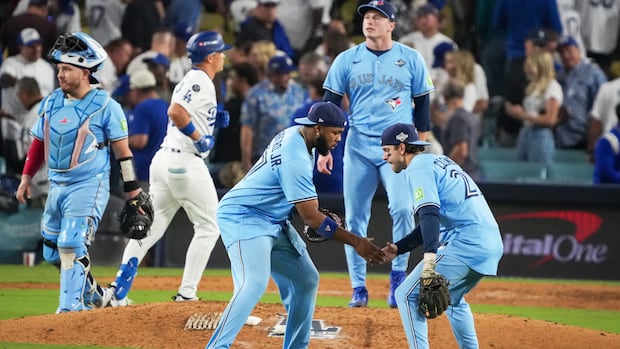 টরন্টো ব্লু জেস লস অ্যাঞ্জেলেস ডজার্সকে ৬-২ গোলে হারিয়ে ওয়ার্ল্ড সিরিজ টাই করে। সিবিসি