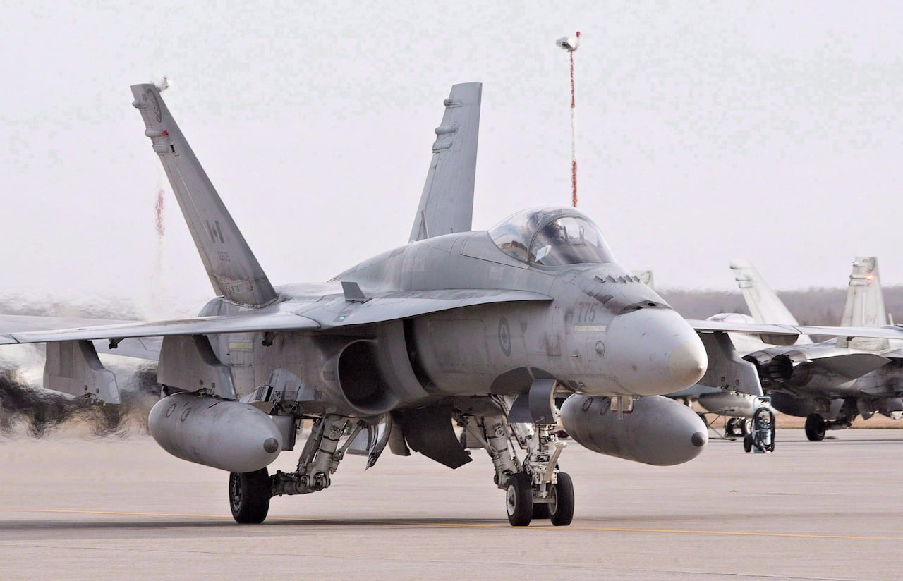 Un piloto posiciona un CF-18 Hornet el martes 21 de octubre de 2014 en CFB Cold Lake en Cold Lake, Alberta.