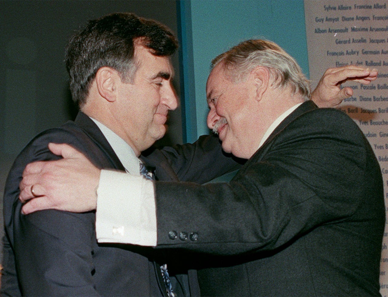 Los dos hombres se abrazaron.