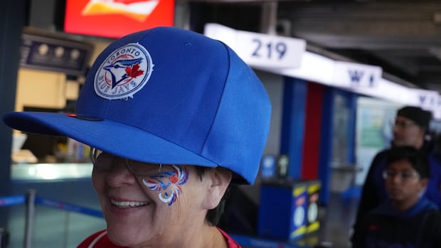 Scenes from World Series Game 2 between Jays and Dodgers | CBC News