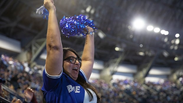 Blue Jays fever has business booming in Toronto ahead of Game 6 of the World Series | CBC News