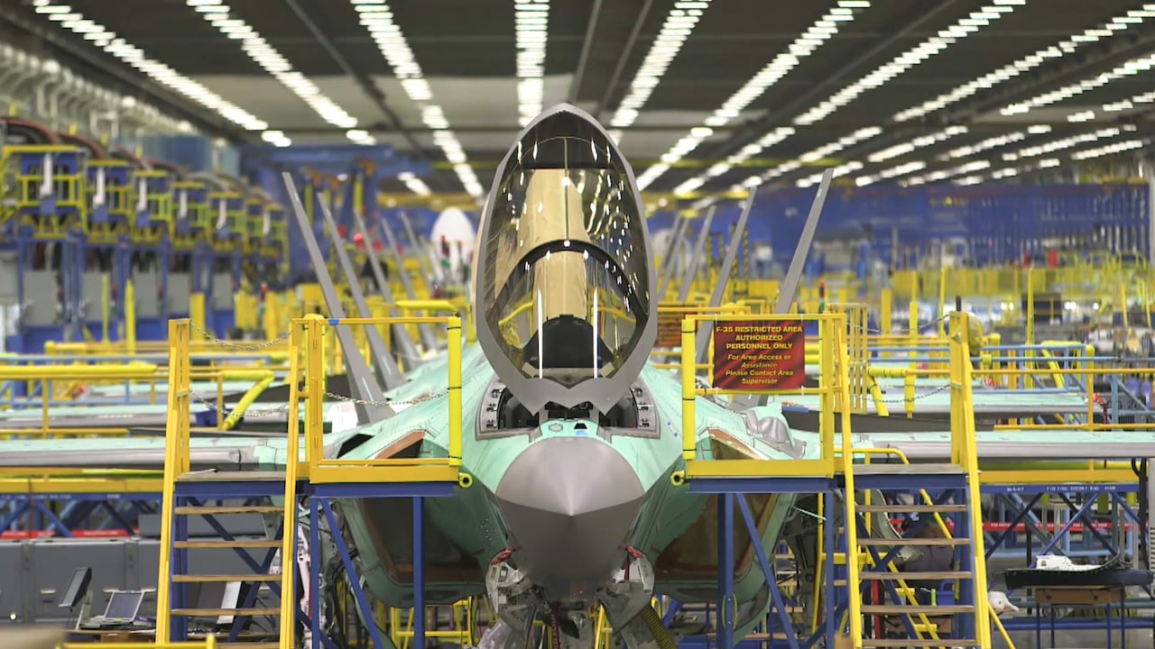 Dentro de una instalación de fabricación de aviones.