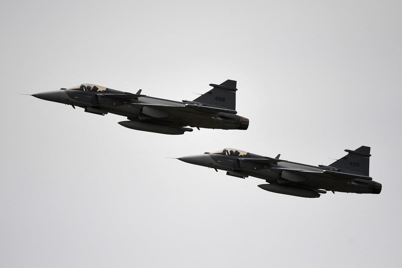 Dos aviones militares vuelan en el cielo.